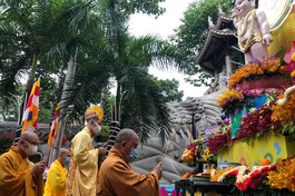 Chư tôn đức Phật giáo quận Tân Phú tụng sám Khánh đản 