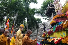 Chư tôn đức Phật giáo quận Tân Phú tụng sám Khánh đản 