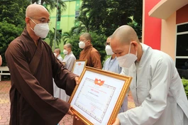 Thượng tọa Thích Thiện Quý đại diện Ban Trị sự GHPGVN TP.HCM trao Bằng khen, Bằng Tuyên dương công đức đến tình nguyện viên Phật giáo