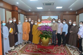 Ban Trị sự GHPGVN quận 6 nhiệm kỳ 2021-2026 tặng hoa nhân chuyến thăm