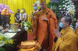 Thực hiện các nghi thức nhập kim quan trước Gác linh đường Hòa thượng Thích Giác Vinh