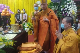 Thực hiện các nghi thức nhập kim quan trước Gác linh đường Hòa thượng Thích Giác Vinh