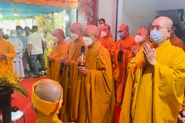 Chư tôn đức Ban Trị sự Phật giáo TP.HCM cầu nguyện trước Giác linh đài