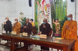 Chư tôn đức niệm Phật cầu gia hộ