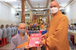 Thượng tọa Thích Thiện Quý trao quyết định bổ nhiệm trụ trì Trúc Lâm tịnh xá đến Sư cô Thích nữ Ý Thiện