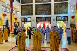 Thượng tọa Thích Thiện Nghĩa (giữa) hướng dẫn đoàn cúng dường an cư 