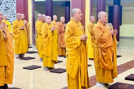 Chư tôn đức niêm hương bạch Phật, đảnh lễ Tam bảo