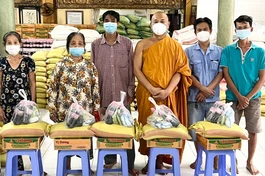 Đại đức Thích Minh Sĩ, Phó Thư ký Ban Trị sự GHPGVN quận 6, Phó ban Quản trị tịnh xá trao quà đến người dân 