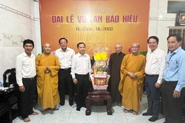 Lãnh đạo Quận ủy quận 6 chúc mừng mùa Vu lan đến Ban Trị sự Phật giáo quận 6