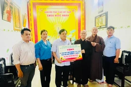 Ban Quản trị chùa Ngọc Nhân tặng tượng trưng nhà tình thương đến Ủy ban MTTQVN quận 6 để trao cho người nghèo