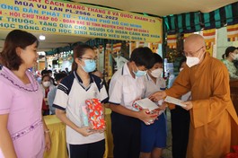 Hòa thượng Thích Chơn Không trao tặng 16 suất học bổng cho các em học sinh năm học 2022-2023