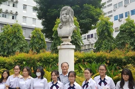 Học bổng được trao tại tượng đài Liệt nữ Quách Thị Trang