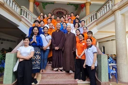 Các thành viên trong đoàn chụp hình lưu niệm