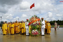 Dâng hoa tại Quảng trường Đại đoàn kết, TP.Pleiku