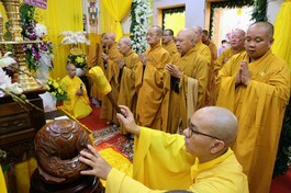 Chư tôn đức phái đoàn Ban Trị sự GHPGVN TP.HCM viếng tang Hòa thượng Thích Thông Niệm, tân viên tịch