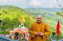 Thượng tọa Thích Đức Tuấn, Chủ tịch Hội Phật Tử Việt Nam tại Châu Mỹ, trụ trì chùa Pháp Vương California