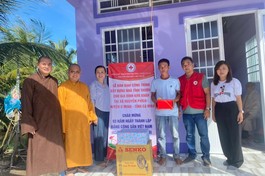 Đại đức Thích Nguyên Phước (áo vàng), Phó Thư ký kiêm Chánh Văn phòng Ban Trị sự Phật giáo quận 11 tại lễ khánh thành nhà tình thương