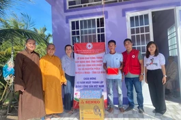 Đại đức Thích Nguyên Phước (áo vàng), Phó Thư ký kiêm Chánh Văn phòng Ban Trị sự Phật giáo quận 11 tại lễ khánh thành nhà tình thương