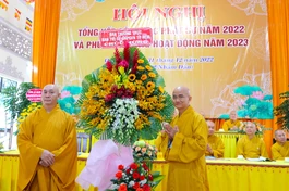 Thượng tọa Thích Nguyên Sĩ, Trưởng ban Trị sự GHPGVN quận 11 đón nhận lẵng hoa chúc mừng từ Ban Thường trực Ban Trị sự TP.HCM 