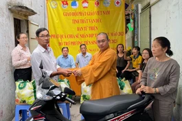 Đại đức trụ trì tịnh thất Vạn Đức trao chìa khóa xe đến hộ gia đình được hỗ trợ phương kế sinh nhai