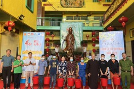 Hòa thượng Thích Thiện Nghĩa, trụ trì chùa Tuyền Lâm trao quà Tết đến người có hoàn cảnh khó khăn