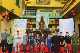 Hòa thượng Thích Thiện Nghĩa, trụ trì chùa Tuyền Lâm trao quà Tết đến người có hoàn cảnh khó khăn