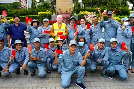 Hòa thượng Thích Duy Trấn, trụ trì chùa Liên Hoa xuống phố, mang niềm vui đến anh chị em lao công