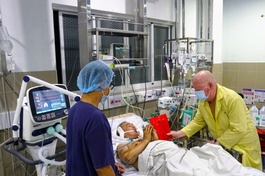 Mặc dù bệnh nặng và đau, chú T.T vẫn chấp tay niệm Phật khi nhận lì xì, lời chúc lành từ Hòa thượng Thích Duy Trấn