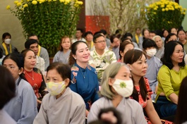 Phật tử tham gia Pháp hội Dược Sư tại Việt Nam Quốc Tự chiều mồng 7 Tết Quý Mão