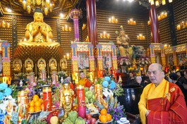 Thượng tọa Thích Truyền Cường khẳng định "chùa Vạn Phật không kêu gọi quyên góp tiền sửa chùa, do hỏa hoạn", trong buổi tụng kinh sáng nay, 4-2 tại chánh điện chùa 