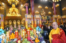 Thượng tọa Thích Truyền Cường khẳng định "chùa Vạn Phật không kêu gọi quyên góp tiền sửa chùa, do hỏa hoạn", trong buổi tụng kinh sáng nay, 4-2 tại chánh điện chùa 