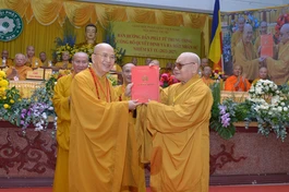 Hòa thượng Chủ tịch Hội đồng Trị sự trao quyết định chuẩn y nhân sự Ban Hướng dẫn Phật tử T.Ư GHPGVN nhiệm kỳ IX (2022-2027) đến Hòa thượng Thích Khế Chơn - Ảnh: Bảo Toàn/BGN