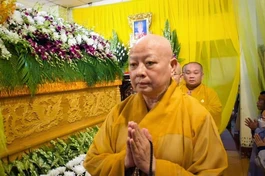 Hòa thượng Thích Lệ Trang hữu nhiễu kim quan 