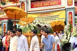 Phụng tống kim quan Thượng tọa Thích Giác Huệ đến nơi trà-tỳ - Ảnh: PGCG