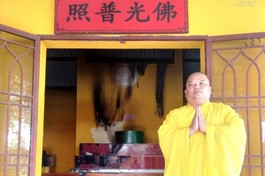 Đại đức Thích Lệ Ân, trụ trì chùa Long Nguyên tại khu vực chánh điện đã bị đập phá