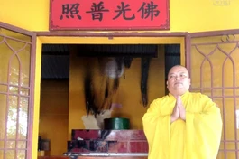 Đại đức Thích Lệ Ân, trụ trì chùa Long Nguyên tại khu vực chánh điện đã bị đập phá