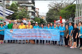 Câu lạc bộ Môi Trường Xanh Q.11 chụp ảnh lưu niệm sau khi hoàn thành công việc vệ sinh đường phố - Ảnh: Minh Lương