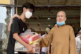Hòa thượng Thích Thiện Ngộ tặng quà đến người khiếm thị khó khăn trên địa bàn TP.HCM