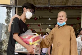 Hòa thượng Thích Thiện Ngộ tặng quà đến người khiếm thị khó khăn trên địa bàn TP.HCM