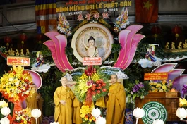 Hòa thượng Thích Chơn Không tặng lẵng hoa chúc mừng của Ban Trị sự GHPGVN TP.HCM đến Ban Trị sự GHPGVN Q.5