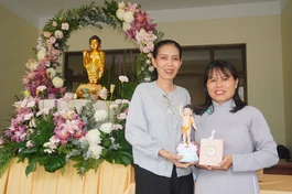 Chị Huỳnh Diệu, Phó Thư ký tòa soạn trao tặng tôn tượng Đức Phật sơ sanh đến bạn đọc Báo Giác Ngộ