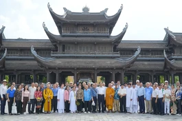 Thành viên đoàn chụp hình lưu niệm tại chùa Tam Chúc, tỉnh Hà Nam