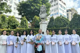 PGS.TS Nguyễn Thiện Tống và các nữ sinh nhận học bổng Quách Thị Trang, sáng 25-8-2023