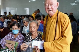 Hòa thượng Thích Duy Trấn trực tiếp thực hiện tặng quà cho bà con có hoàn cảnh khó khăn