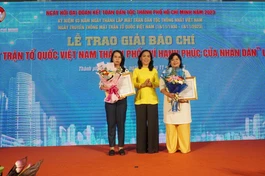Phóng viên Hạnh Ý (phải), đại diện nhóm tác giả Báo Giác Ngộ nhận giải thưởng từ Ban Tổ chức