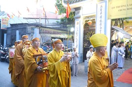 Môn đồ pháp quyến phụng tống kim quan Trưởng lão Hòa thượng Thích Thiện Thạnh đến nhập bảo tháp