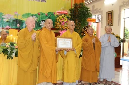 Tập thể Ban Trị sự GHPGVN Q.11 đón nhận Bằng tuyên dương công đức của GHPGVN TP.HCM