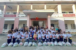 Những phần quà của người Việt Nam ở Nhật Bản được chia sẻ đến các em học sinh đồng bào dân tộc trước thềm năm mới