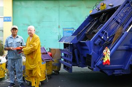 Hòa thượng Thích Duy Trấn lì xì, chúc lành đến anh em lao công - Ảnh: H.Y/ BGN