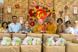 Hòa thượng Thích Duy Trấn đem "Xuân yêu thương" đến với các ngôi tự viện vùng biên giới tỉnh Bình Phước - Ảnh: Chùa Liên Hoa